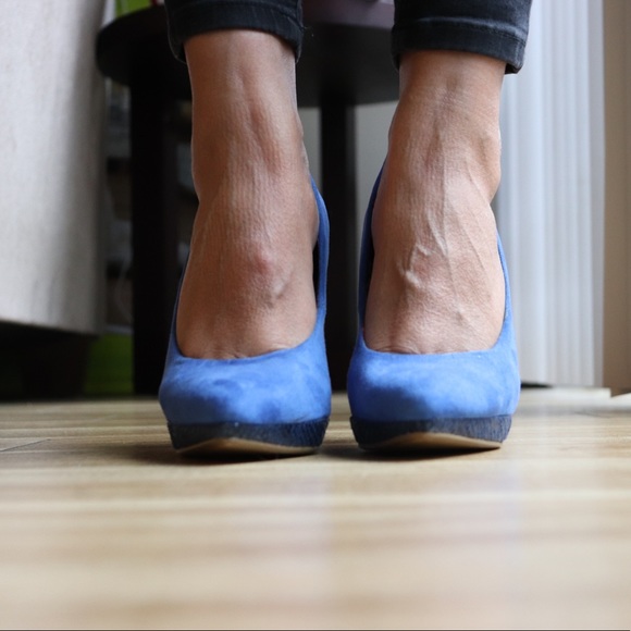 Blue Pointy Toe Pumps With Snake Print Trim - Picture 2 of 7